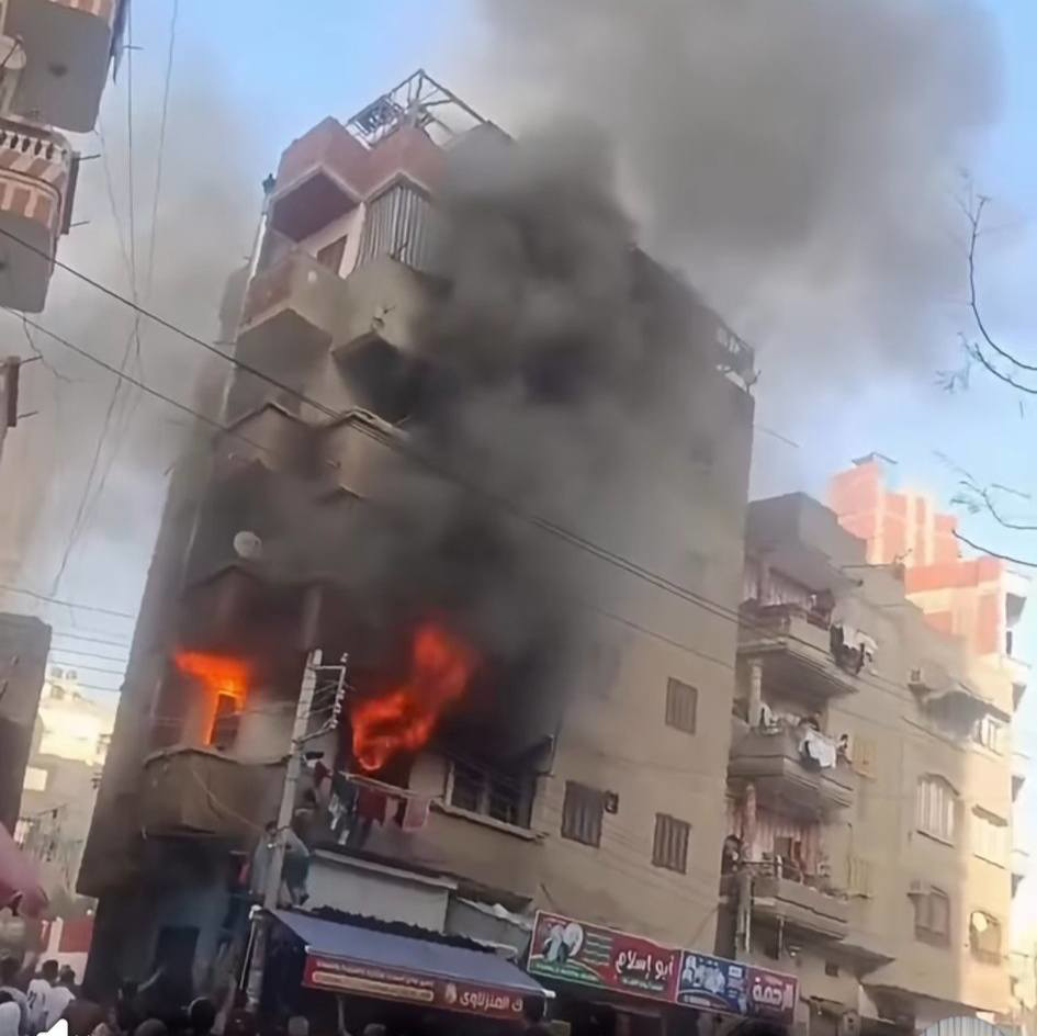 حريق خلف السينما بدكرنس.. ماس كهربائي يلتهم شقة بالدور الثاني وإصابة سيدتين